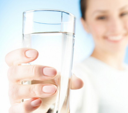 Câte pahare de apă pe zi trebuie să bea o persoană adultă pentru a pierde în greutate
