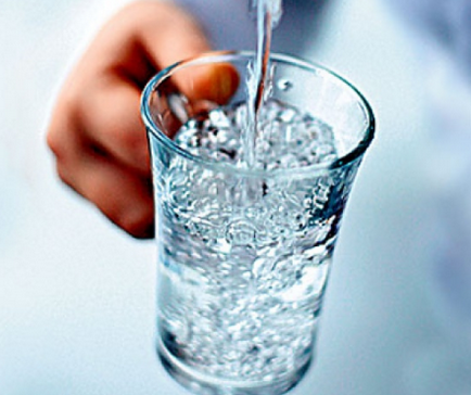 Câte pahare de apă pe zi trebuie să bea o persoană adultă pentru a pierde în greutate