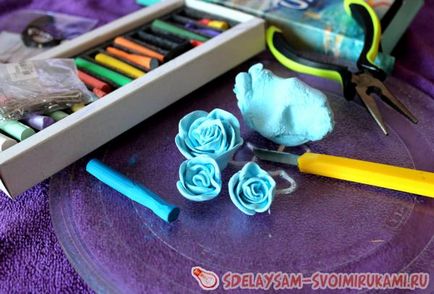 Crearea unui set de bijuterii parfumate sub formă de trandafiri, o clasă de master cu mâinile lor