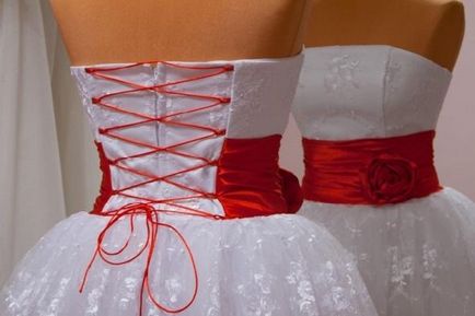 Rochie de mireasa cu elemente rosii