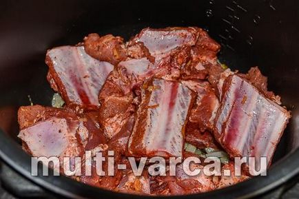 Carne de porc cu cartofi într-un aragaz cu mai multe presurite în smântână