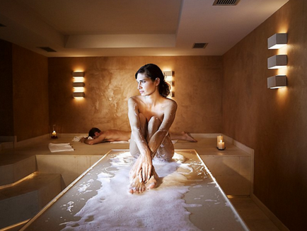 Peeling tradițional în hamam, exfoliere cu o mănușă în hamam