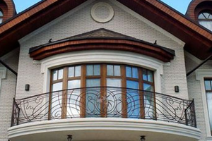 Alegeți un design de balcon pentru o fotografie de țară de case de interesante opțiuni