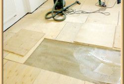 Aliniați podeaua cu lemn pentru un laminat