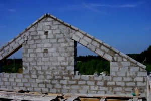 Ridicarea unei gable de cărămidă în casă