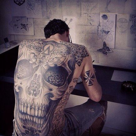 Semnificația unui tatuaj este un craniu cu un trandafir, o cioară pentru bărbați și femei