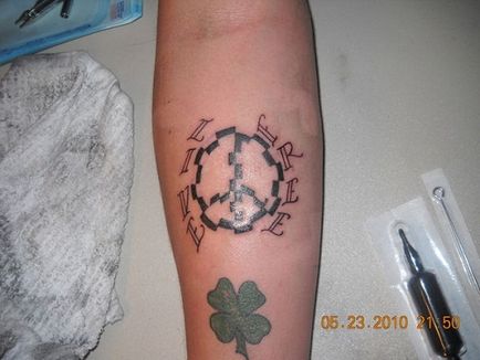 24 Tatuaj cu simbolul păcii - tatuaje pe