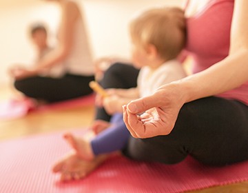 Baby-yoga pentru nou-născuți