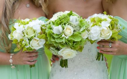 Біло-зелений весільний букет - фото нареченої з квітами