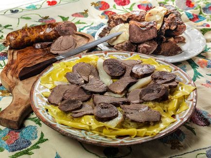 Бешбармак - кухня казахського народу, cooks - кухаря казахстана