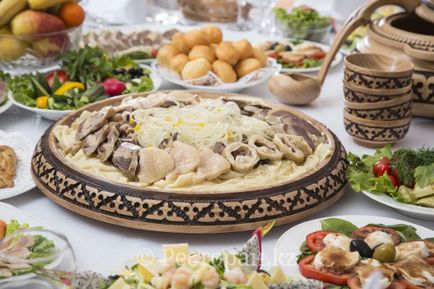 Бешбармак - кухня казахського народу, cooks - кухаря казахстана