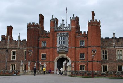 Fosta resedinta de tara a regilor englezi - Hampton Court