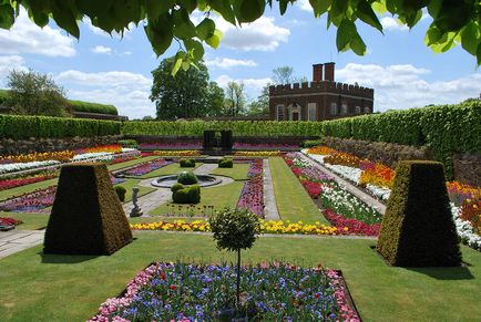 Fosta resedinta de tara a regilor englezi - Hampton Court