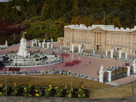 Palatul Buckingham din Londra - reședința Reginei Elisabeta a II-a