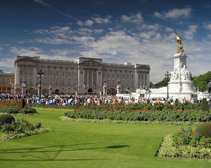 Palatul Buckingham din Londra - reședința Reginei Elisabeta a II-a