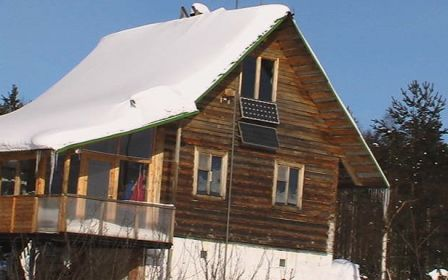 Чистка дахів дачних будівель від снігу та криги