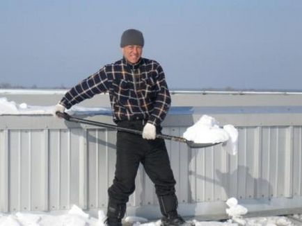 Curățarea acoperișurilor de case de la zăpadă și gheață