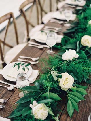 Квіткові гірлянди в декорі весільного столу