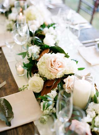 Virágfüzérek a díszítés esküvői asztalra