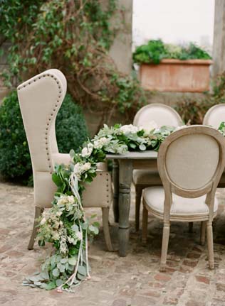 Квіткові гірлянди в декорі весільного столу
