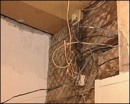 Szétszerelése régi vezetékek cseréje kábelezés egy lakásban a kezét