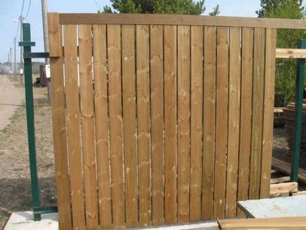 Gard din lemn cu gard de mâini proprii, orizontal de placi, împletit