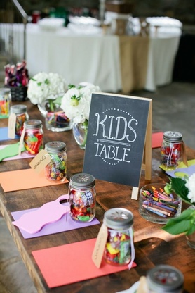 Gyermek asztal egy esküvő eszközök a gyermekek számára, dekoráció és ajándék