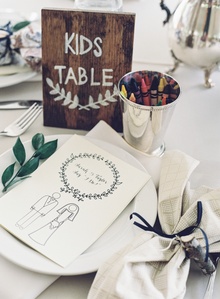 Masă pentru copii la tacamuri de nuntă pentru copii, decorațiuni și cadouri