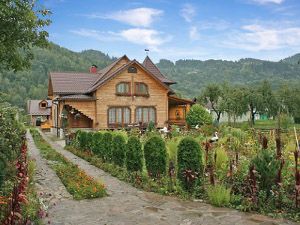 Case în munții Carpaților