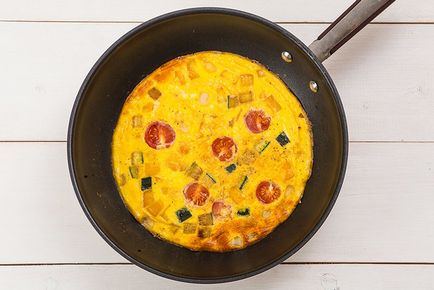 Фріттата з перцем, цукіні і помідорами ідеальний сніданок - кулінарний покроковий рецепт з фото на