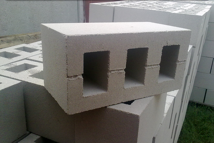 Fundația din blocul de ciment, cu mâinile proprii sub casă, garaj și un gard