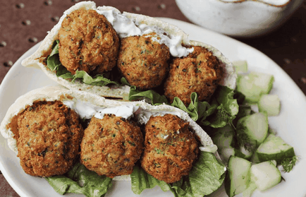 Gatit hummus și falafel