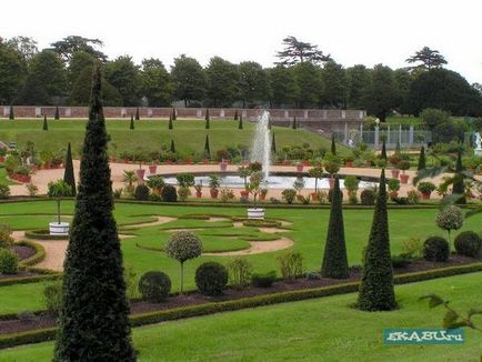 Hampton court palace (англія), розважальний портал