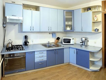 Interiorul bucătăriei albastre