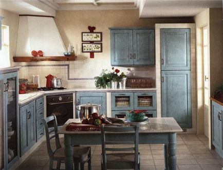 Interiorul bucătăriei albastre