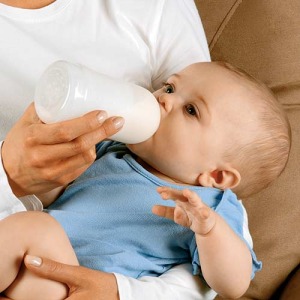 Cum să hrăniți un amestec dintr-o sticlă a unui nou-născut