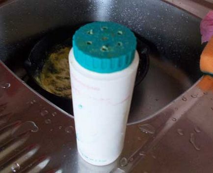 Cum se spală vasele cu muștar sau un detergent natural pentru spălarea vaselor