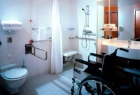 Cum să dotați o baie și toaletă pentru o persoană cu handicap într-un apartament normal