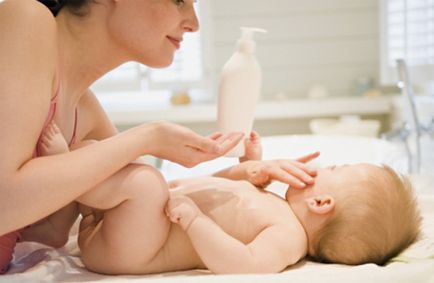 Як правильно зволожувати шкіру новонародженого