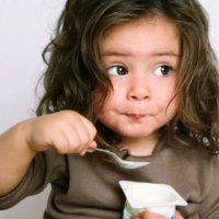 Cum să pregătiți iaurtul de casă pentru un copil