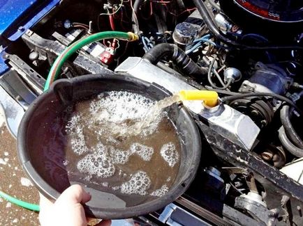 Hogyan mossa le a motor hűtőrendszerét hatékonyan kezük