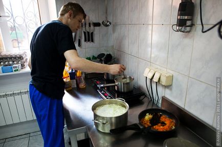 Cum funcționează bucătăria în cafeneaua Lebedev (26 fotografii)