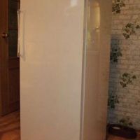 Cum să demontați frigiderul pentru reinstalarea ușii pentru a umple frigiderul cu un freon intern