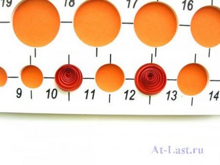 Hogyan készítsünk egy szitakötő szakaszaiban művészeti papír Quilling (do) Hogyan készítsünk egy szitakötő szakaszában papír Quilling technika