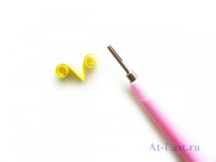 Hogyan készítsünk egy szitakötő szakaszaiban művészeti papír Quilling (papír) Hogyan készítsünk egy szitakötő szakaszában papír Quilling technika
