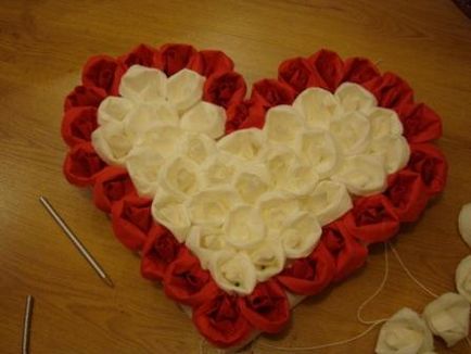 Як зробити серце з троянд і серветок