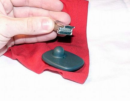 Cum să scoateți magnetul (beeper, clip) din fotografia de haine, 