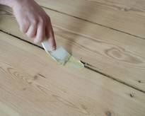 Cum să eliminați zgârieturile de pe podeaua laminatului sau parchetului