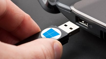 Cum se instalează Windows 10 de pe o unitate flash USB prin BIOS