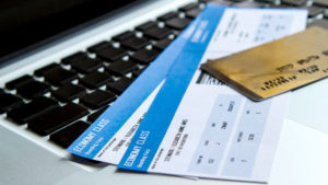 Cum să rezervați biletele de avion online fără să plătiți o viză